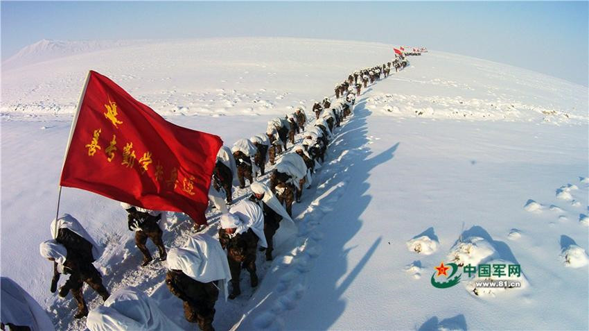 Soldaten der Volksbefreiungsarmee machen Winter-Training
