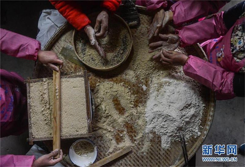 Dorfbewohner in Zhejiang bereiten traditionelle Speisen zum Frühlingsfest