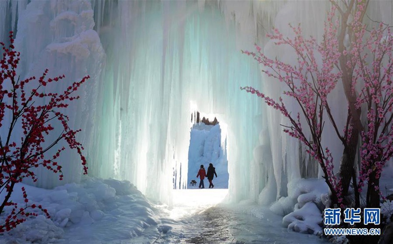 Spektakul?re Eiswasserf?lle in Hebei