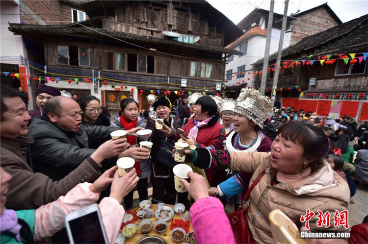 Traditionelles Webfest des Dong-Volks in Guangxi
