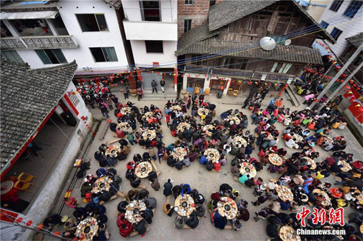 Traditionelles Webfest des Dong-Volks in Guangxi