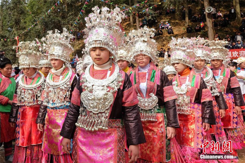 Miao-Volk feiert Frühlingsfest mit ?Lusheng-Tanz“