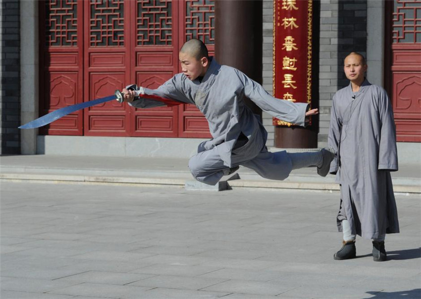 Zwei junge M?nche der 00er-Generation