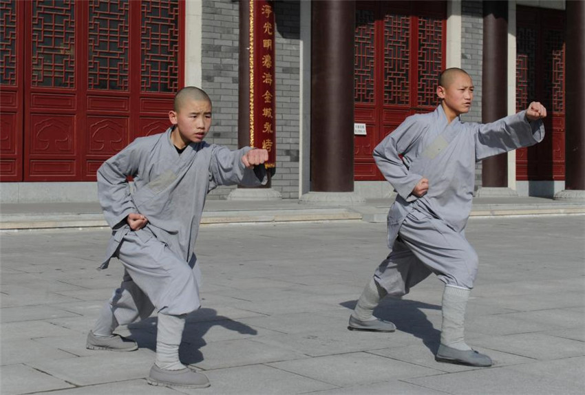 Zwei junge M?nche der 00er-Generation