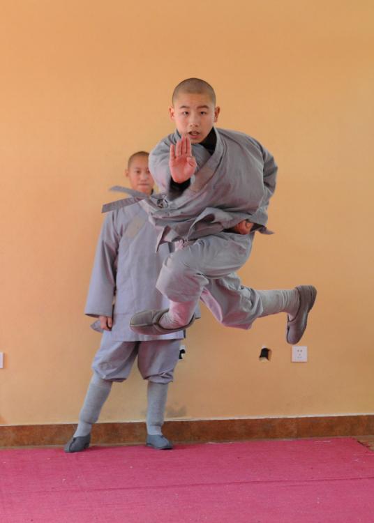 Zwei junge M?nche der 00er-Generation