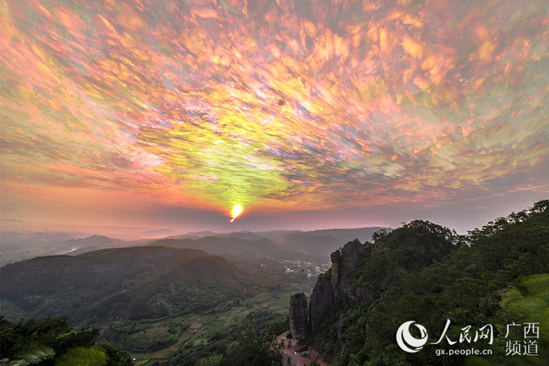 Zeitrafferaufnahmen vom bunten Himmel in Guangxi