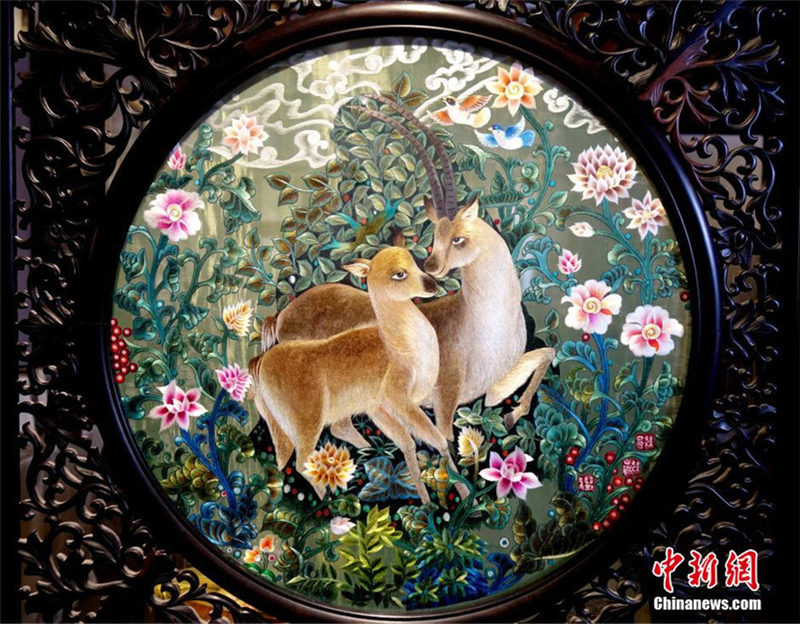 Sch?ne Shu-Stickereien im Daci-Tempel in Chengdu pr?sentiert