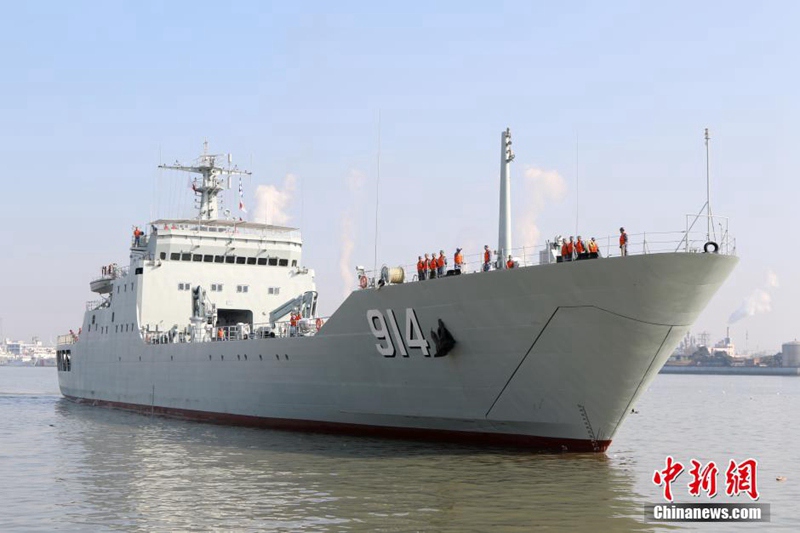 PLA stellt drei neue amphibische Panzer-Landungsschiffe in Dienst