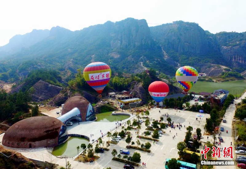 Ballonfahrt für einfache Arbeiter über ?roten Wolken“ in Hunan