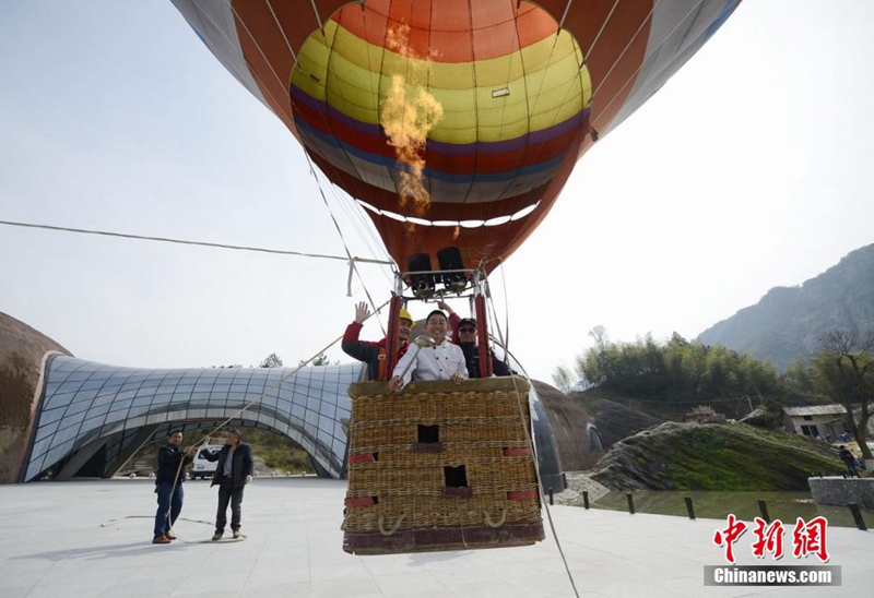 Ballonfahrt für einfache Arbeiter über ?roten Wolken“ in Hunan
