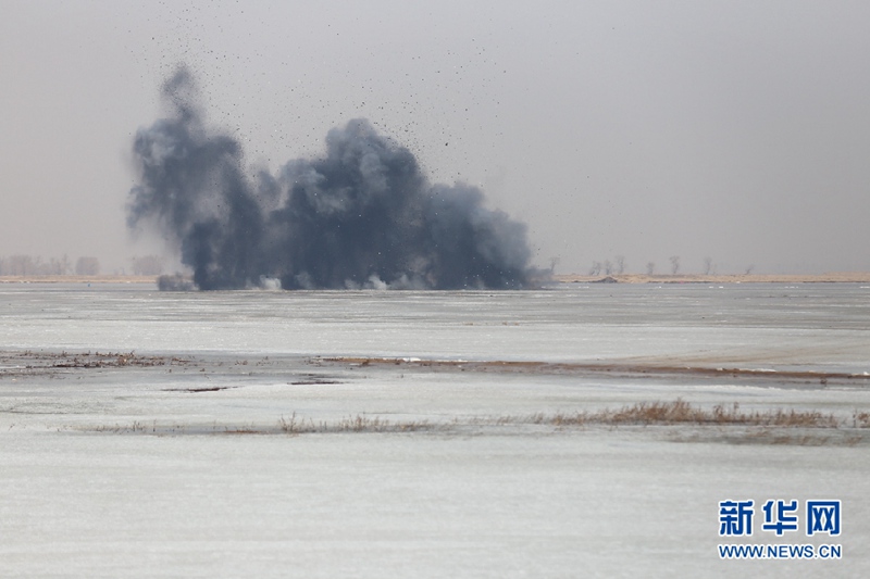 Bomben gegen das Eis auf dem Gelben Fluss