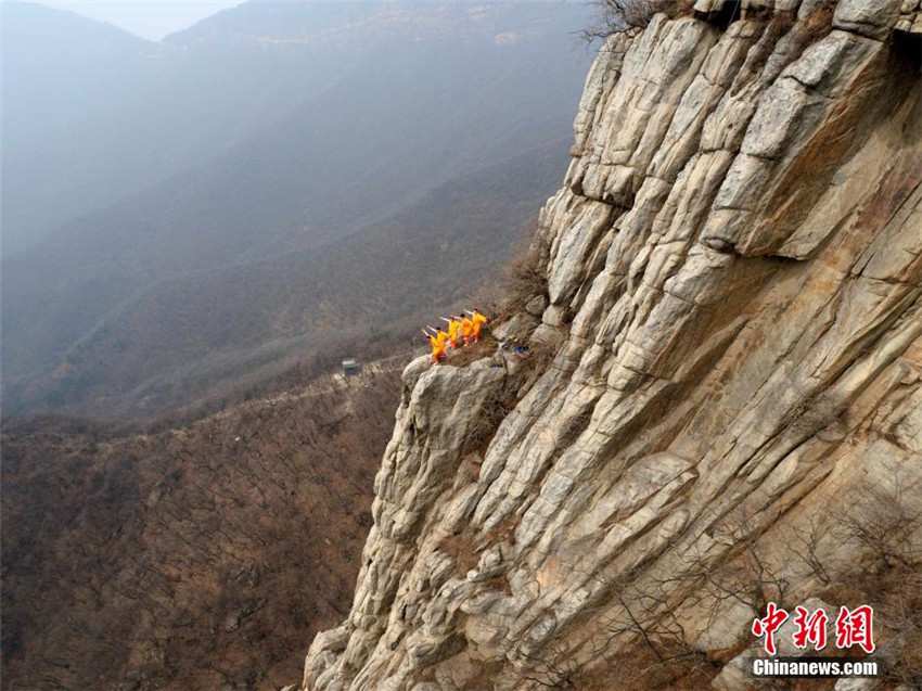 Shaolin-M?nche zeigen ihr K?nnen in luftiger H?he