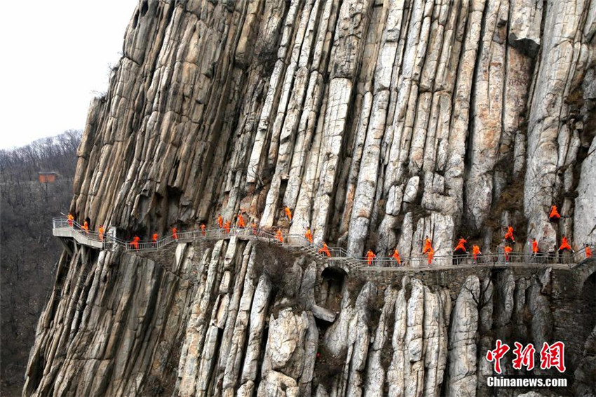 Shaolin-M?nche zeigen ihr K?nnen in luftiger H?he