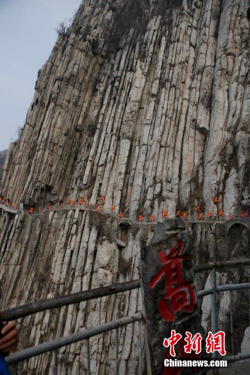 Shaolin-M?nche zeigen ihr K?nnen in luftiger H?he