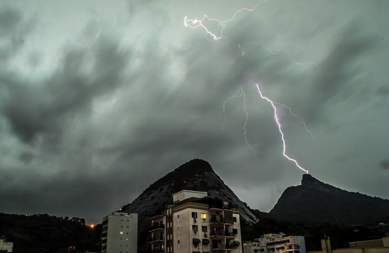 Blitze ?attackieren“ die Welt