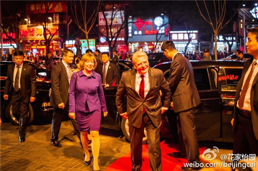 Gauck besucht Restaurant-Stra?e in Beijing