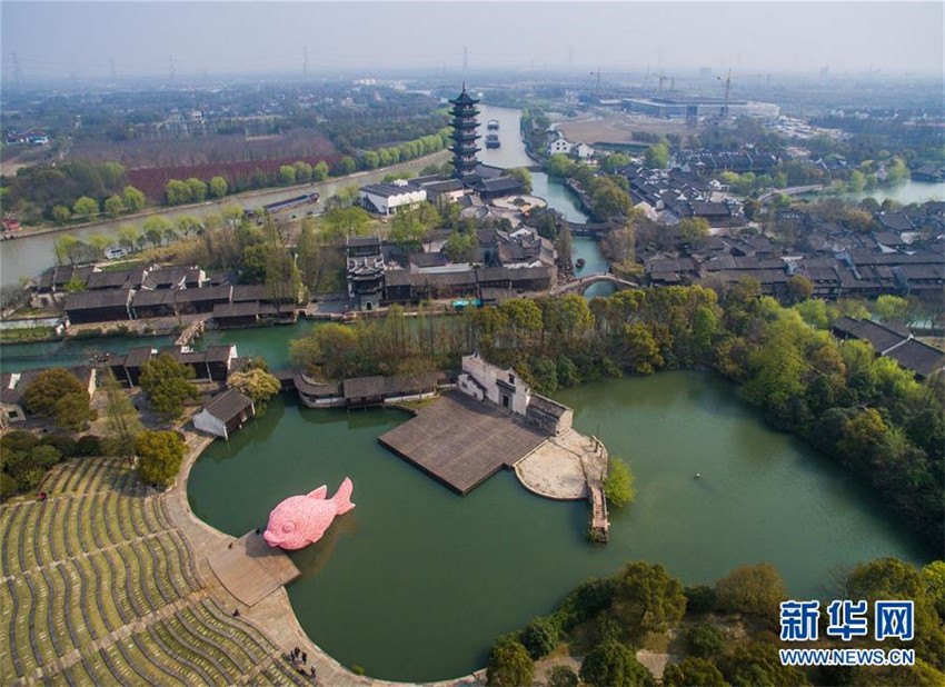 ?Schwimmender Fisch“ in Südchina ausgestellt