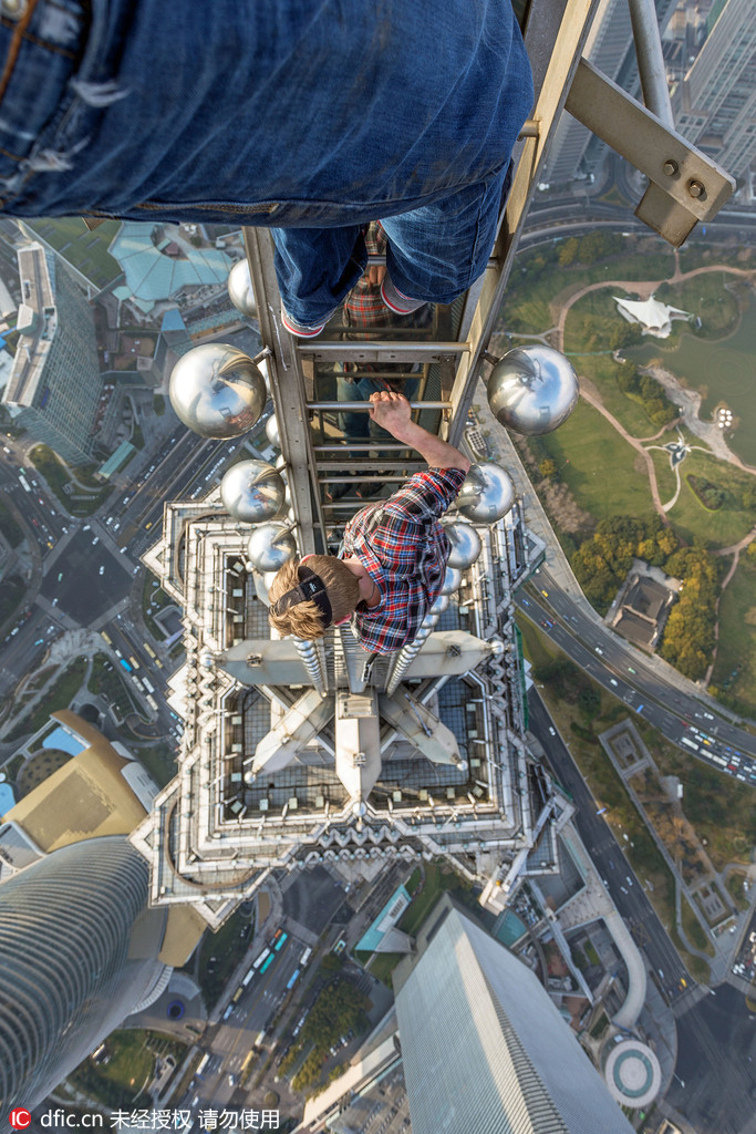 Ausl?ndische Jugendliche erklimmen einstmals h?chstes Geb?ude Chinas