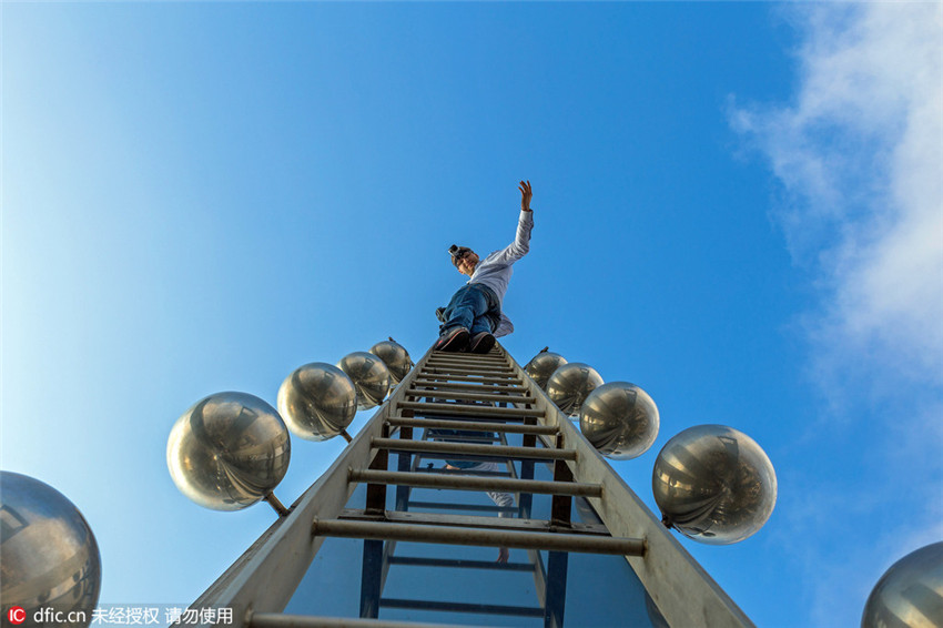 Ausl?ndische Jugendliche erklimmen einstmals h?chstes Geb?ude Chinas