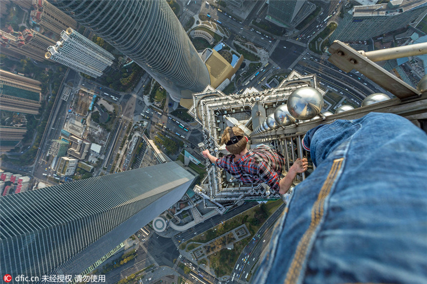 Ausl?ndische Jugendliche erklimmen einstmals h?chstes Geb?ude Chinas