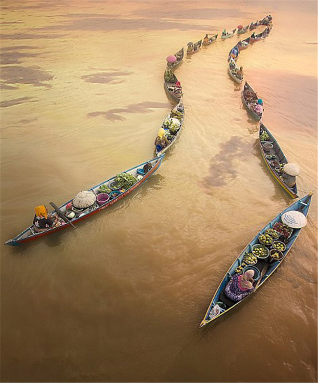 Traditioneller Wassermarkt in Indonesien