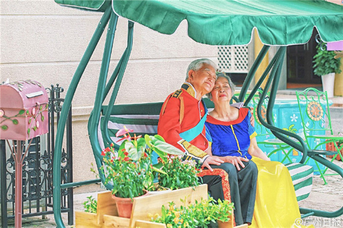 Alles für die Liebe: 80-j?hriges Ehepaar l?sst sich in Hochzeitsgarderobe fotografieren