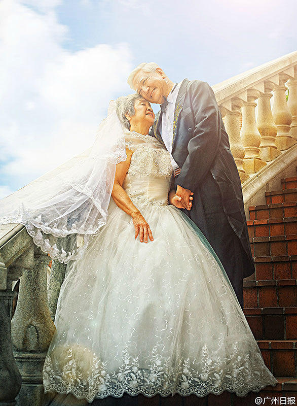 Alles für die Liebe: 80-j?hriges Ehepaar l?sst sich in Hochzeitsgarderobe fotografieren