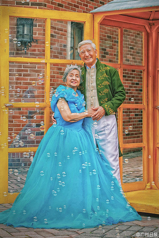 Alles für die Liebe: 80-j?hriges Ehepaar l?sst sich in Hochzeitsgarderobe fotografieren