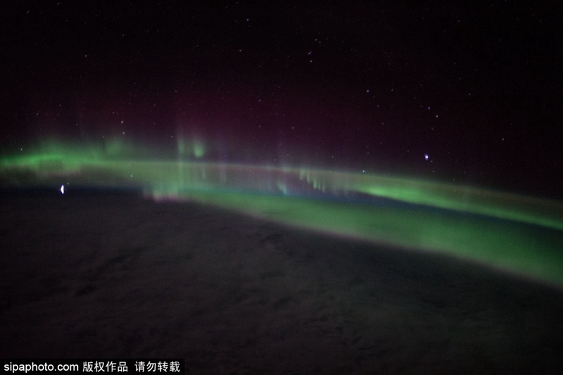 Die Farbenpracht der Südlichter vom Weltraum aus