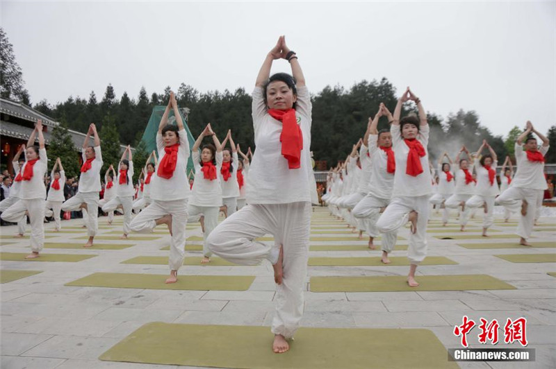 über 100 Menschen praktizieren Yoga auf Teeopferzeremonie in Guizhou
