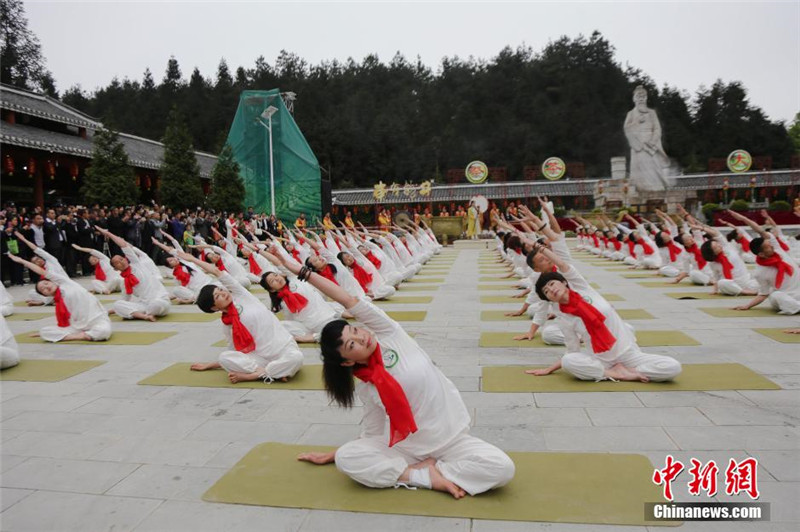 über 100 Menschen praktizieren Yoga auf Teeopferzeremonie in Guizhou