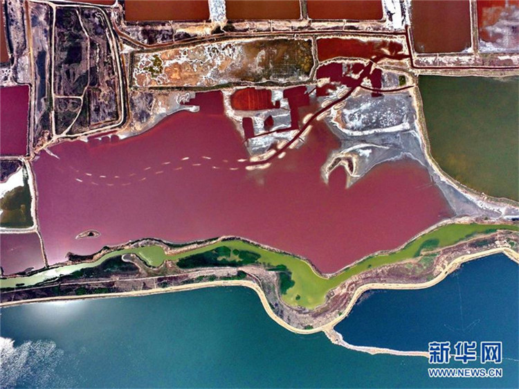 Luftaufnahmen bunter Salinen in Shanxi