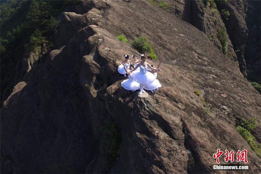 Tanz am Abgrund – Ballett auf einem Berg in Hunan