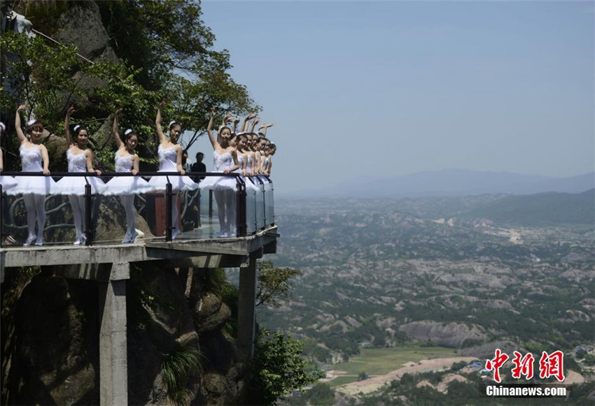 Tanz am Abgrund – Ballett auf einem Berg in Hunan