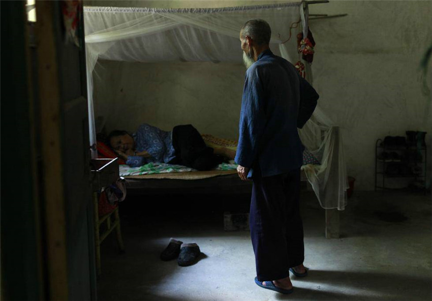 Greise Brüder modeln als Fischer auf dem Li-Fluss