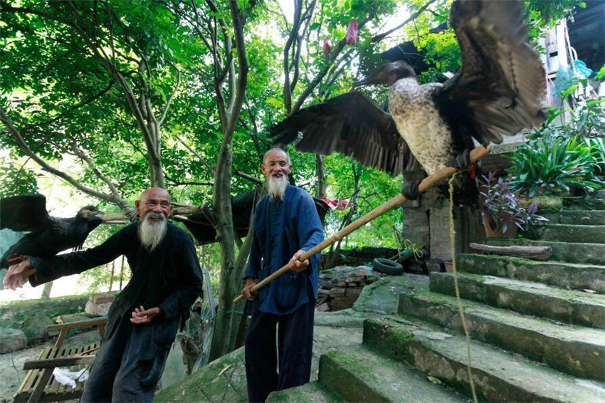 Greise Brüder modeln als Fischer auf dem Li-Fluss