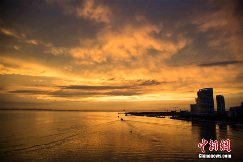 Wenn bei Haikou die rote Sonne im Meer versinkt