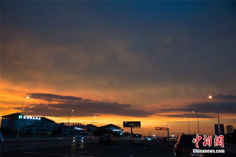 Wenn bei Haikou die rote Sonne im Meer versinkt