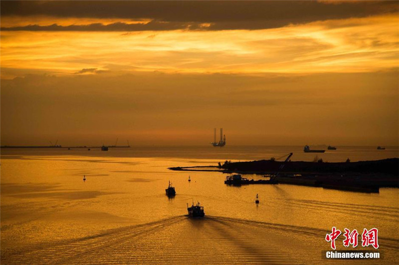 Wenn bei Haikou die rote Sonne im Meer versinkt