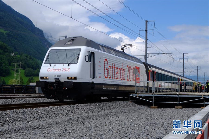 Erstmals Passagiere im weltl?ngsten Eisenbahntunnel