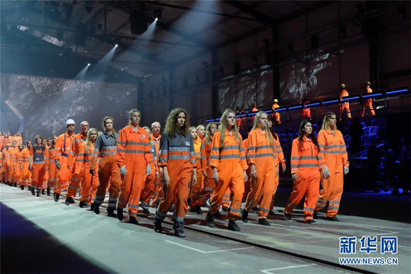 Erstmals Passagiere im weltl?ngsten Eisenbahntunnel