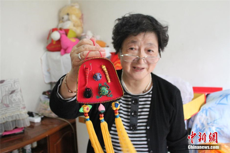 Die ?Duftbeutel-Oma“ und ihre neuen Mini-Schuhe