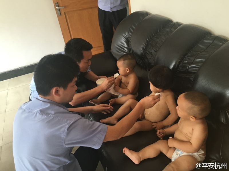 Drei kleine Ausrei?er auf Streifzug durch die Stadt