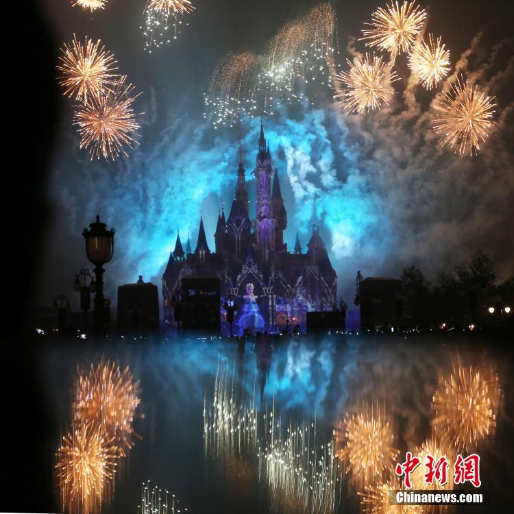 Traumhaftes Feuerwerk im Disneyland Shanghai