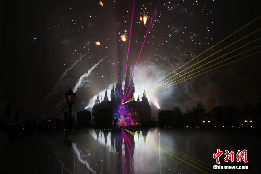 Traumhaftes Feuerwerk im Disneyland Shanghai