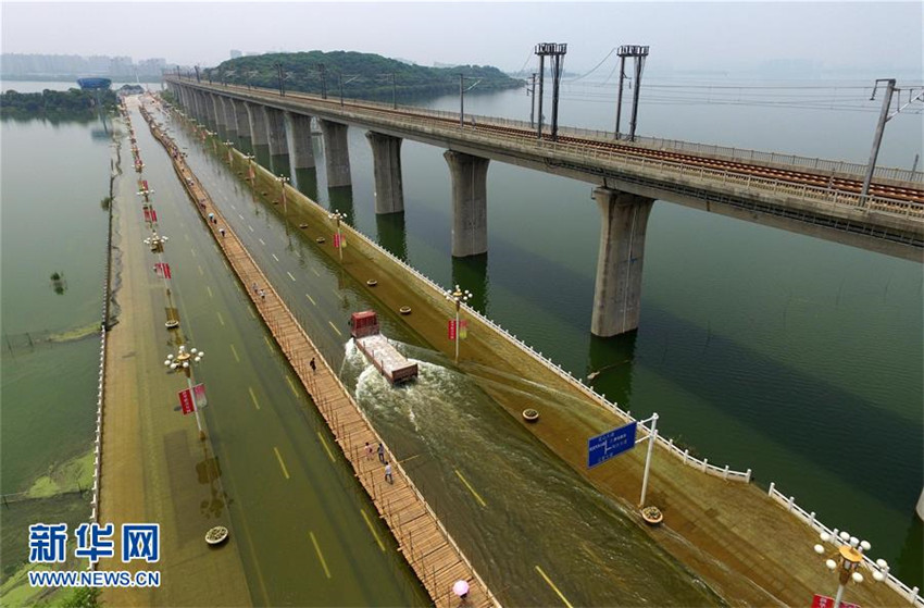 Wuhan: Tempor?re Brücke gegen überschwemmung