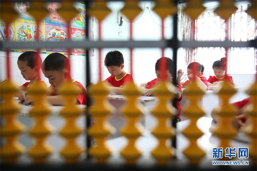 Schüler lernen in den Sommerferien Zhusuan