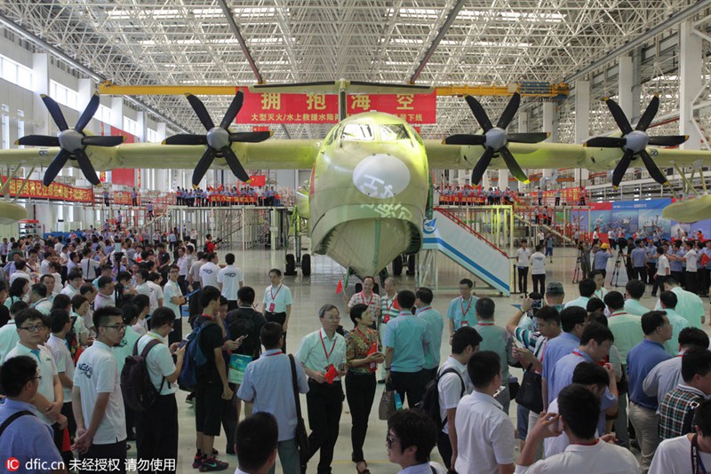 Chinas gro?es Amphibienflugzeug AG600 l?uft vom Band 