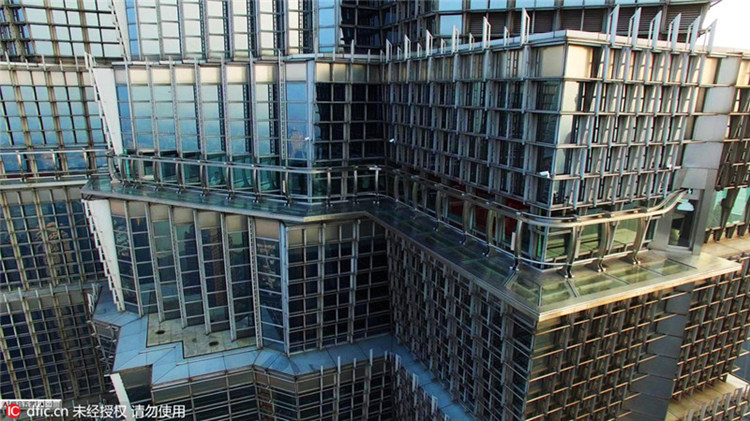 ?Glaspfad in den Wolken“ am Jinmao-Geb?ude in Shanghai