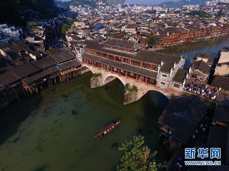 Fenghuangs Altstadt aus der Vogelperspektive 